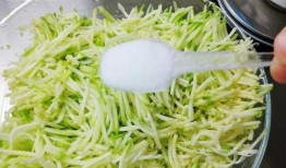 芒种吃瓜女孩,瓜香四溢，女孩们的甜蜜盛宴