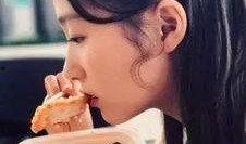 情侣对镜拍吃瓜