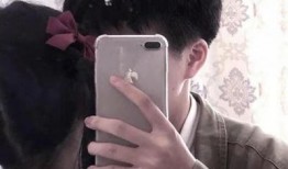 情侣对镜拍吃瓜