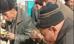 大爷翻车吃瓜,意外成为网络笑柄