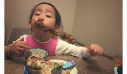 情侣对镜拍吃瓜