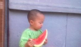 吃瓜儿子和后妈,一场家庭纷争的悲喜剧