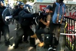 北京警察记者吃瓜,揭秘警民互动温馨瞬间